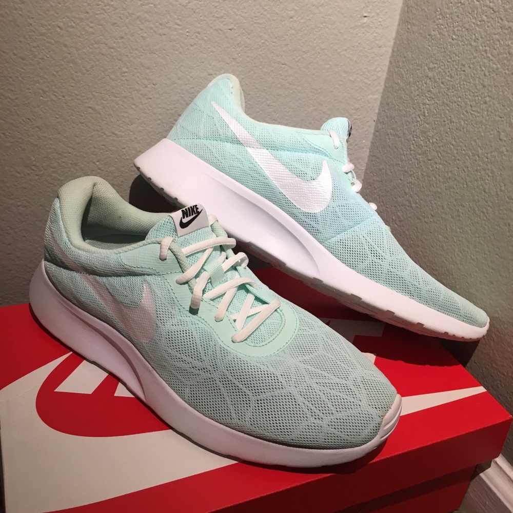 Light Blue Nike Tanjun Athletic Shoe Size 12